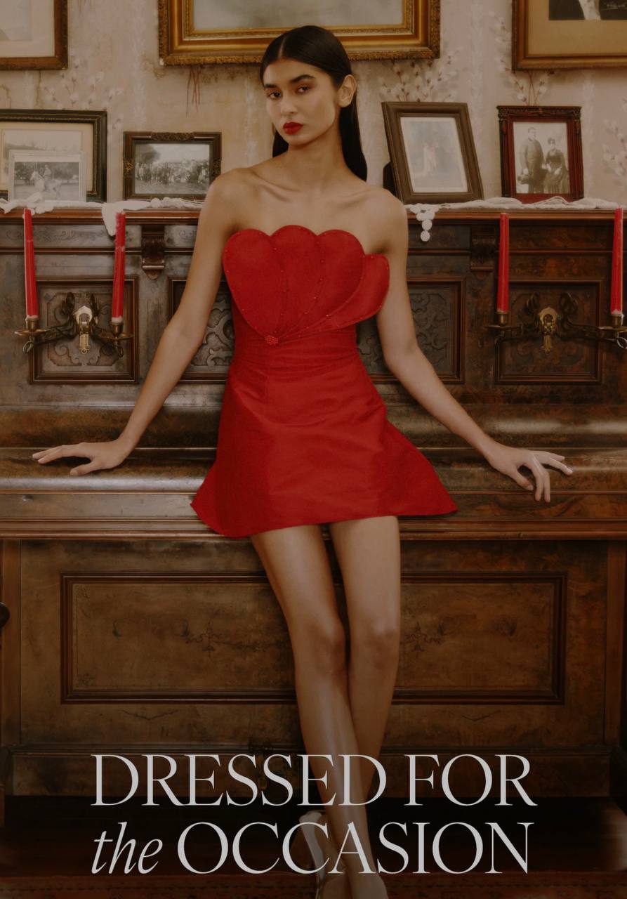 Modelo con vestido corto rojo en forma de concha, Dressed for the Occasion